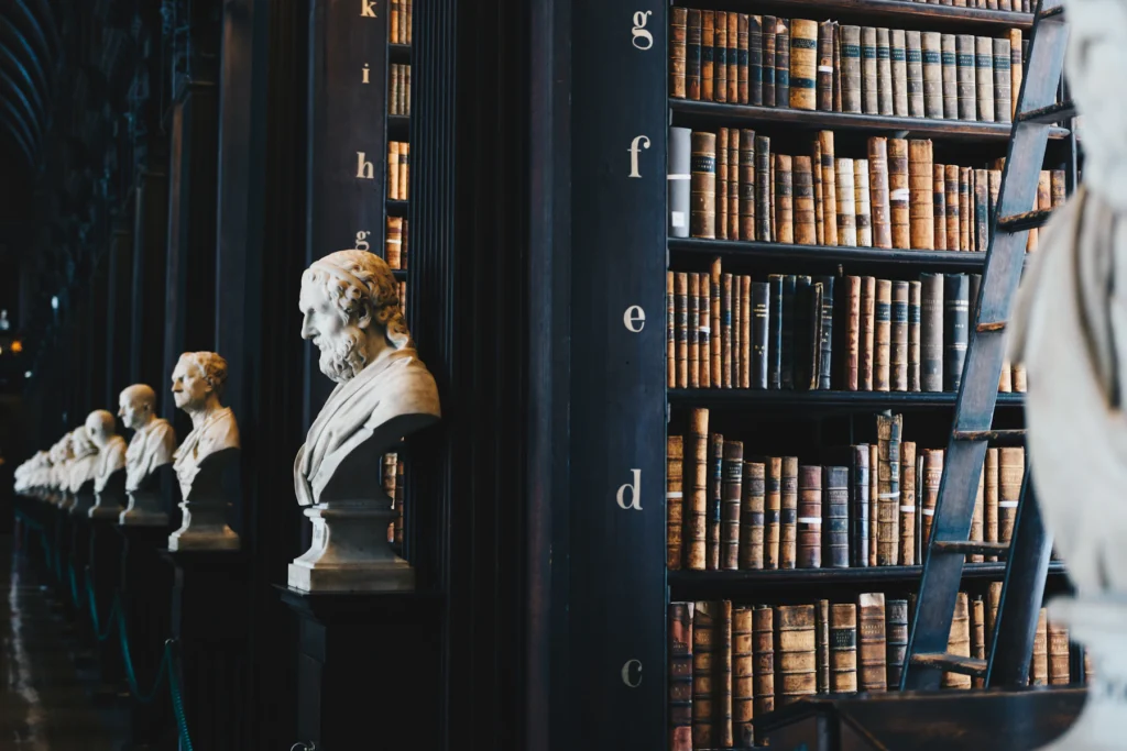 Biblioteca jurídica con libros de derecho