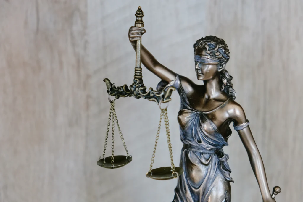Estatua de la justicia con balanza
