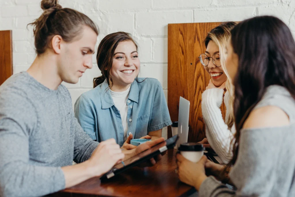 Personas trabajando juntas alrededor de una mesa